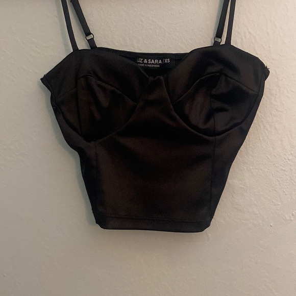 Black cropped tank top - Picture 1 of 3